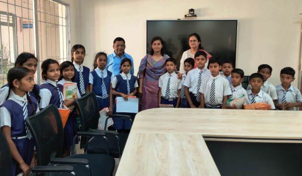 जनदर्शन में प्राथमिक स्कूल केंदवाहीबार के छात्रों ने कलेक्टर से मुलाकात की