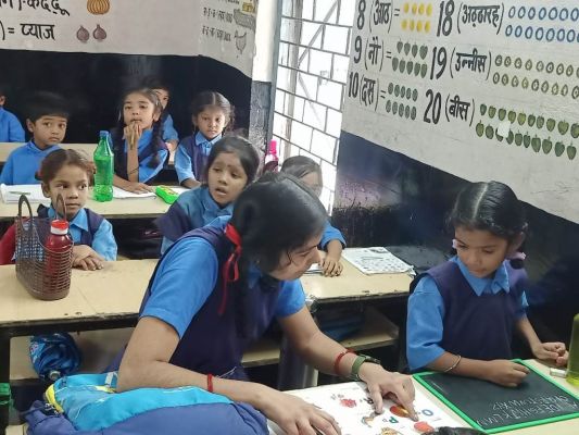 जब स्कूल यूनिफार्म में शिक्षिका पहुंची स्कूल