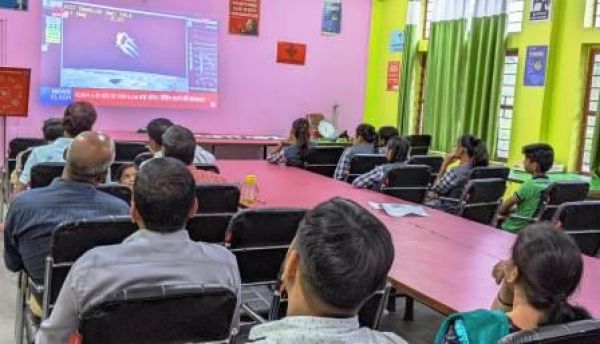 केन्द्रीय विद्यालय के बच्चों ने शिक्षकों के साथ देखी चन्द्रयान-3 की लैडिंग