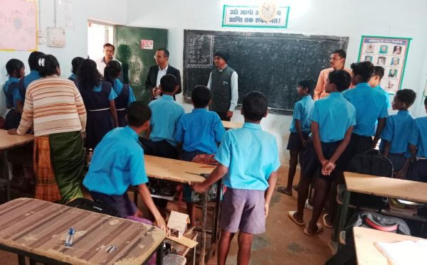 कलेक्टर ने किया स्कूल-आंगनबाड़ी केन्द्र का निरीक्षण