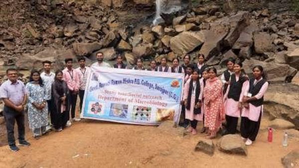 विद्यार्थियों ने मैनपाट में टाइगर प्वाइंट, जलजली और बौद्ध मंदिर का किया भ्रमण