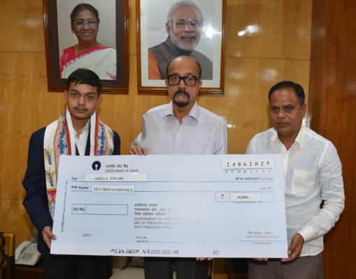  राज्यपाल श्री डेका ने मेधावी छात्र आदित्य का किया सम्मान