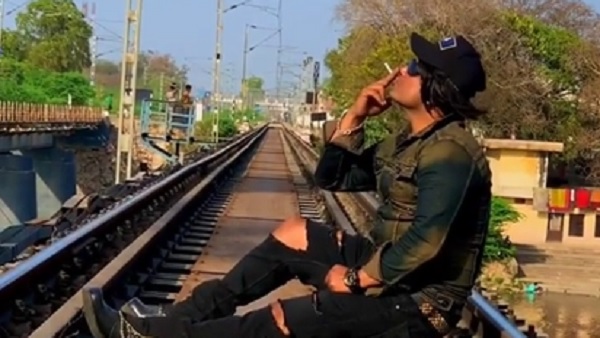  सलमान के डुप्लीकेट ने शर्टलेस होकर रेलवे ट्रैक पर गाया ' तेरे नाम..', मचा बवाल, केस दर्ज , जानिए पूरा मामला