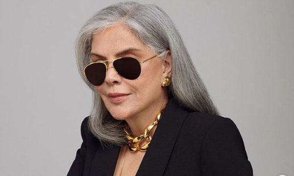  वायरल हुआ जीनत अमान का बॉस लेडी लुक