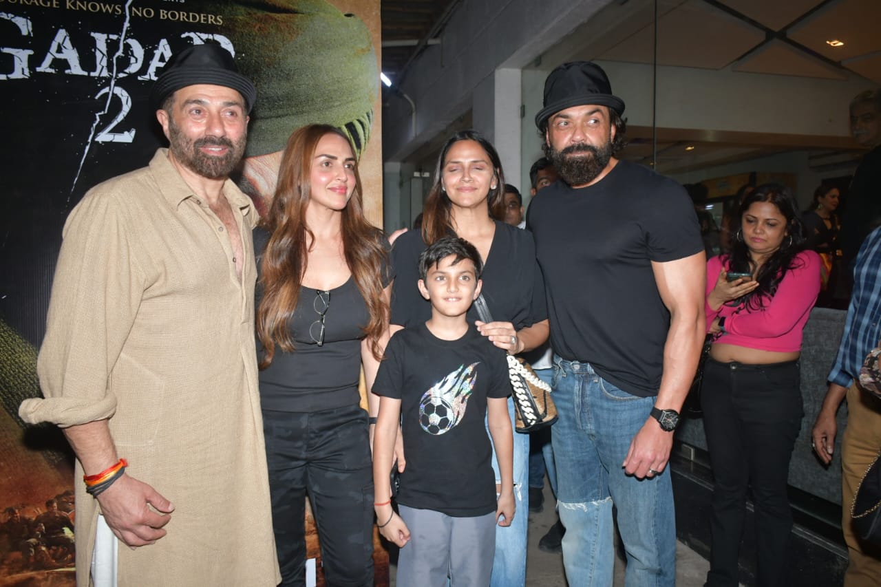 ईशा देओल ने रखी &lsquo;गदर 2&rsquo; की स्पेशल स्क्रीनिंग, साथ नजर आए चारों भाई-बहन