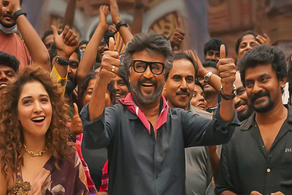 सिर चढ़कर बोल रहा है रजनीकांत का जादू