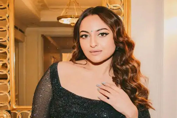  सोनाक्षी ने खरीदा 11 करोड़ में नया घर