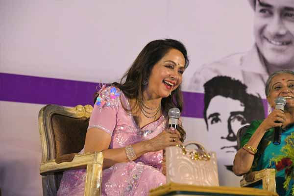 देव आज भी युवाओं के फैशन आइकॉन : हेमा मालिनी