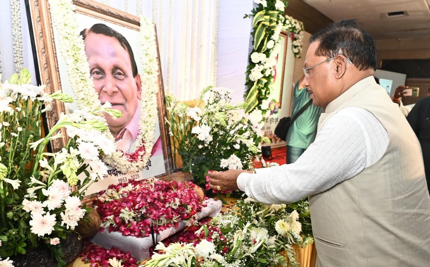 मुख्यमंत्री श्री साय ने पद्मश्री डॉ. सुरेंद्र दुबे को अर्पित की श्रद्धांजलि