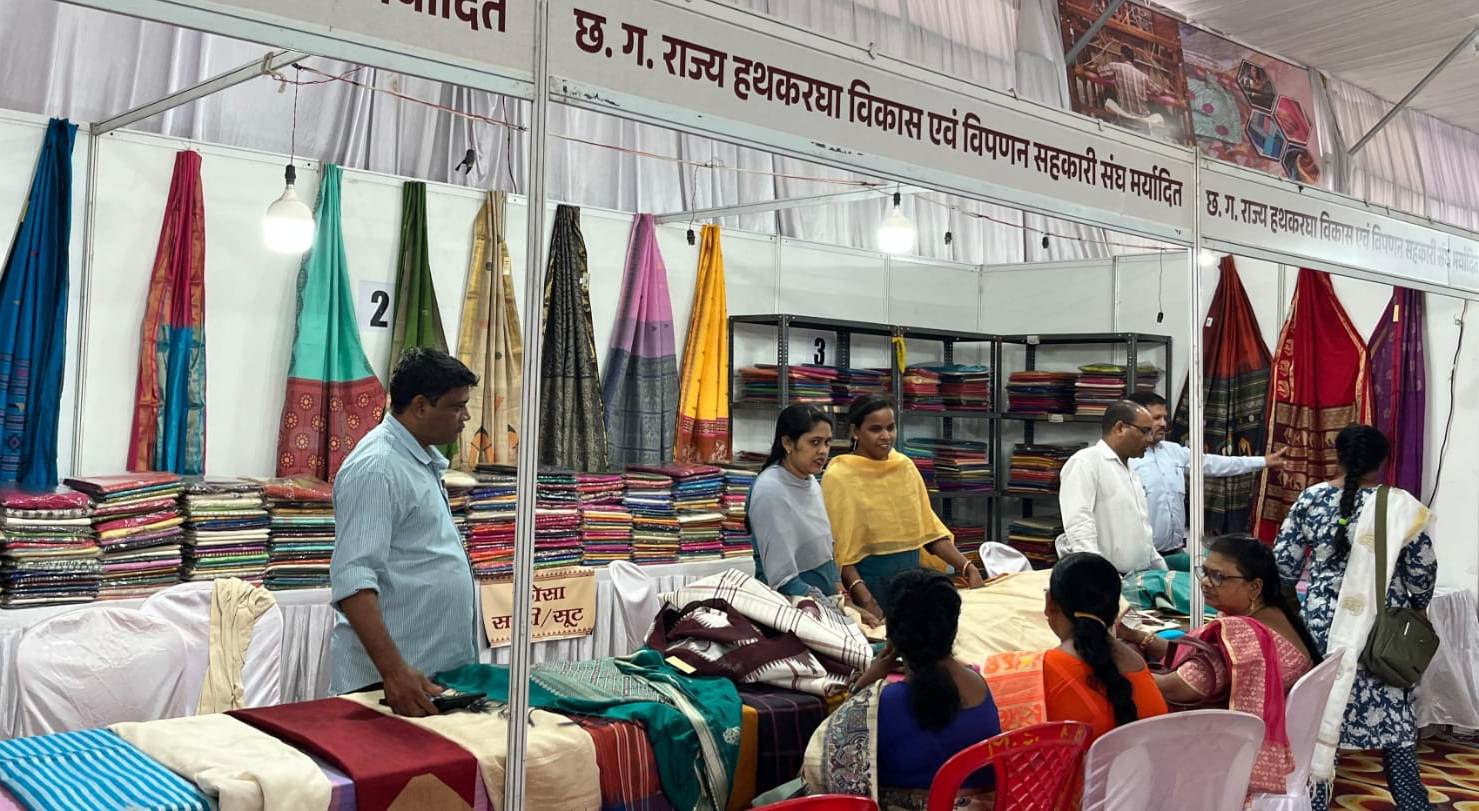 बीटीआई ग्राउण्ड शंकर नगर में लगी ग्रामोद्योग प्रदर्शनी को मिल रहा शानदार प्रतिसाद