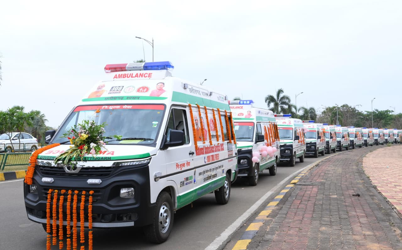 प्रदेश की लाइफलाइन हुई सशक्त: मुख्यमंत्री श्री विष्णुदेव साय ने 370 नई एम्बुलेंस को दिखाई हरी झंडी