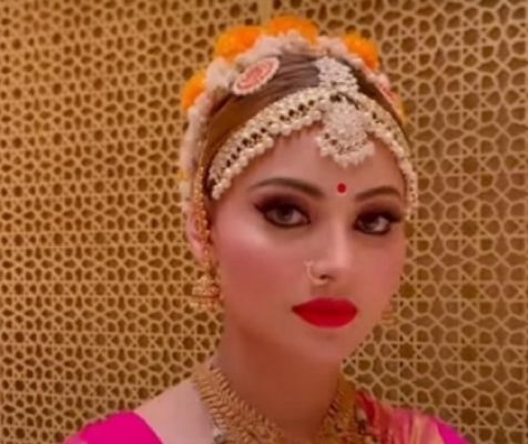 सदाबहार एक्ट्रेस रेखा से की जा रही एक्ट्रेस उर्वशी रौतेला की तुलना