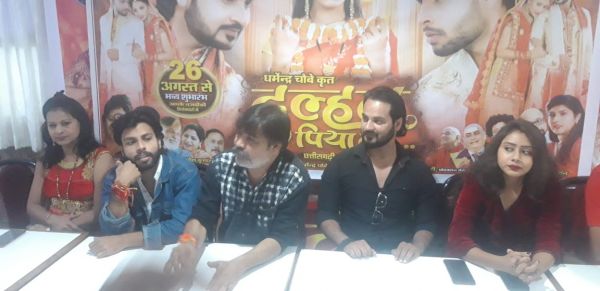 पति पत्नी के अटूट रिश्ते को दर्शाती शुद्ध पारिवारिक फिल्म है दुल्हन पिया की : धर्मेन्द्र चौबे