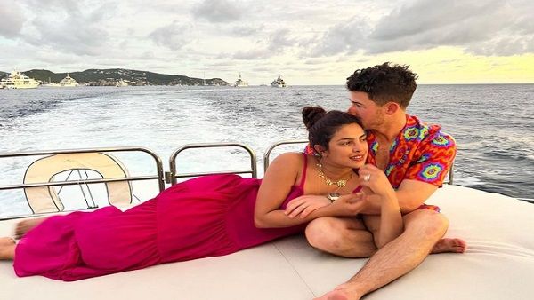  प्रियंका चोपड़ा ने ऐसे सेलिब्रेट किया अपना करवा चौथ, खूबसूरत मेहंदी में दिखी ये खास बात