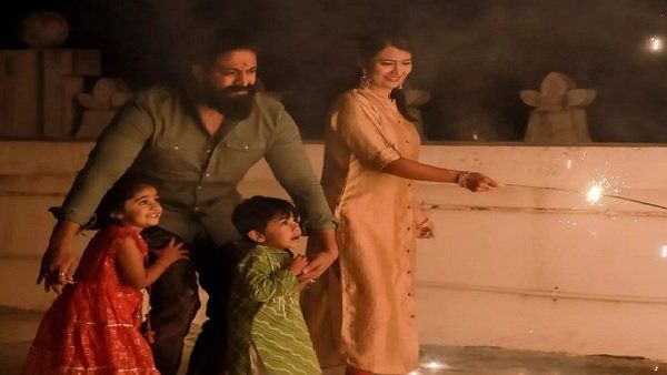  KGF के 'रॉकी भाई' यश ने ऐसे मनाई दिवाली, फैमिली के साथ वायरल हो रही हैं तस्वीरें