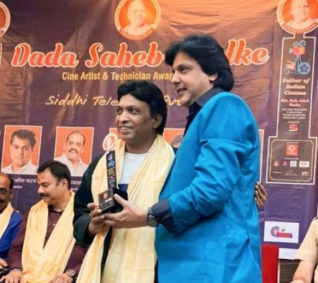 अभिनेता नीरज भारद्वाज को दादा साहब फाल्के सिने आर्टिस्ट व टेक्नीशियन अवार्ड से सम्मानित