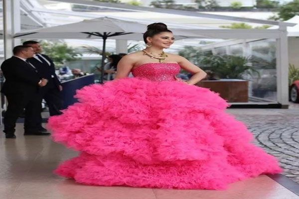  उर्वशी ने पिंक ट्यूल गाउन में लूटीं महफिल