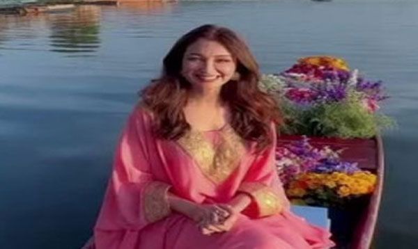  शूटिंग के लिए कश्मीर गईं सौम्या टंडन वहां बिता रहीं छुट्टियां