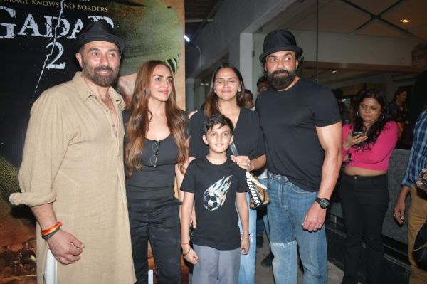 ईशा देओल ने रखी &lsquo;गदर 2&rsquo; की स्पेशल स्क्रीनिंग, साथ नजर आए चारों भाई-बहन