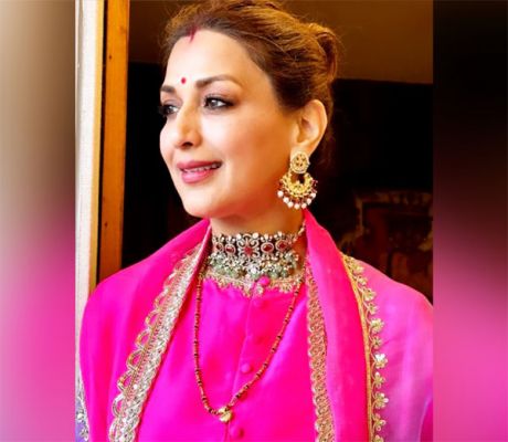 सोनाली बेंद्रे ने अपने परिवार के साथ हरिद्वार में की गंगा आरती