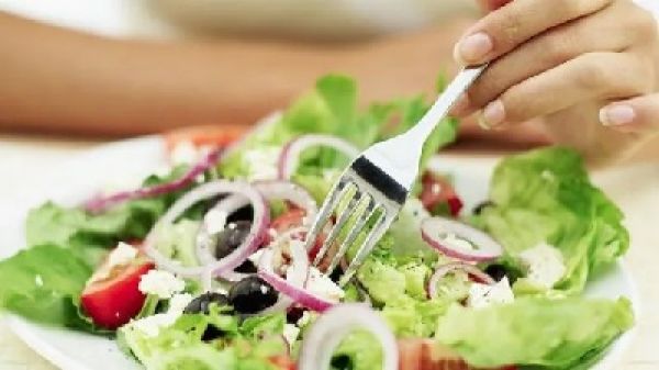 डाइटिंग का मतलब भूखा रहना नहीं... डाइट को बैलेंस करना है
