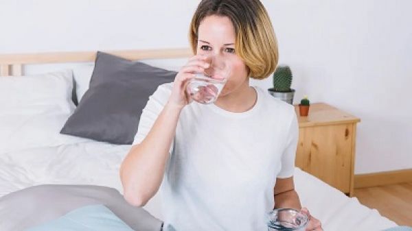 सुबह ठंडा या गर्म कैसा पानी पीना चाहिए?