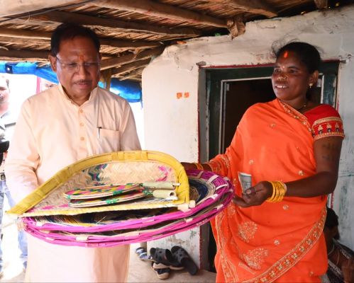 मुख्यमंत्री श्री विष्णु देव साय ने कमार बस्ती में बांस शिल्प को सराहा: परिवार में शादी के लिए स्वयं खरीदे पर्रा, धुकना और सुपा