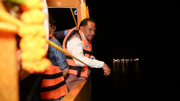 मुख्यमंत्री ने झुमका जलाशय में बोटिंग और वाटर स्पोर्ट  सुविधाओं का किया अवलोकन, ओपन थिएटर का किया लोकार्पण