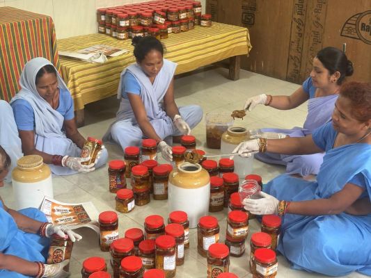 निश्चय कार्यक्रम से आत्मनिर्भर बन रहीं महिला बंदी