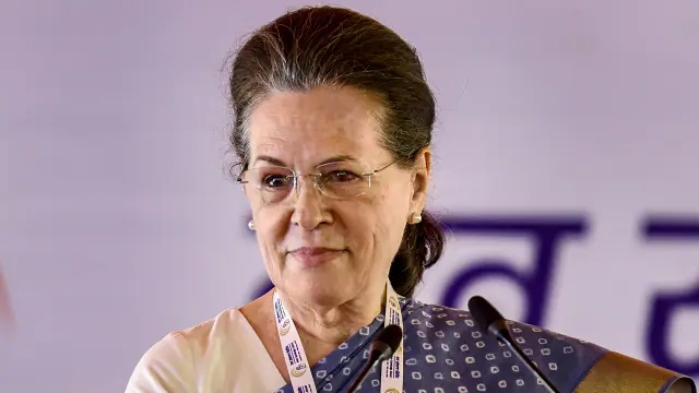 शांतिपूर्ण और अहिंसक ढंग से करें आंदोलन, कांग्रेस आपके साथ है : सोनिया गांधी