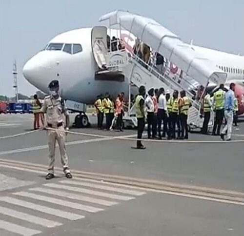 इंजन में खराबी के बाद स्पाइस जेट के विमान ने की इमरजेंसी लैंडिंग&hellip;