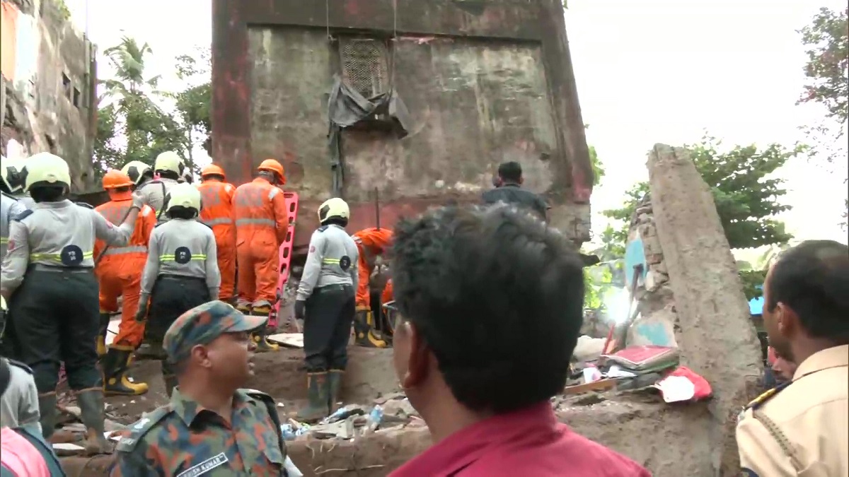 चार मंजिला इमारत गिरने से दो लोगों की मौत, राहत-बचाव जारी