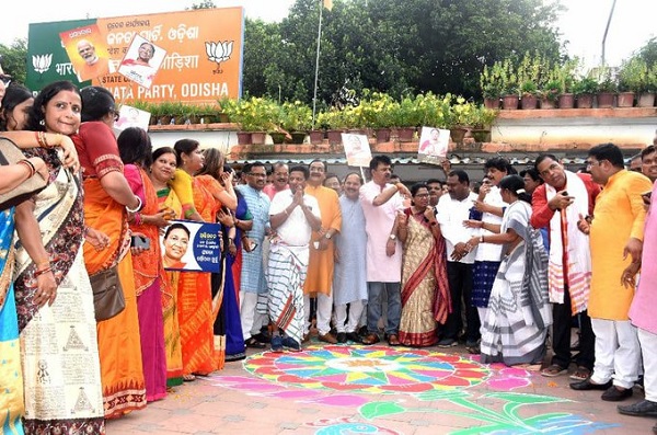 द्रौपदी मुर्मू की जीत पर गृह नगर रायरंगपुर में जश्न का माहौल