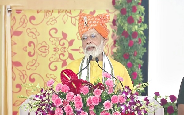 मोदी ने साबर डेयरी की कई परियोजनाओं की आधारशिला रखी और उद्घाटन किया