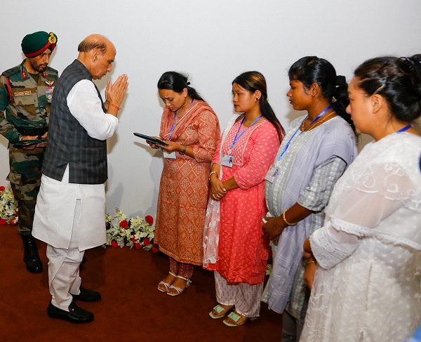 रक्षा मंत्री राजनाथ सिंह ने वीर नारियों को किया सम्मानित