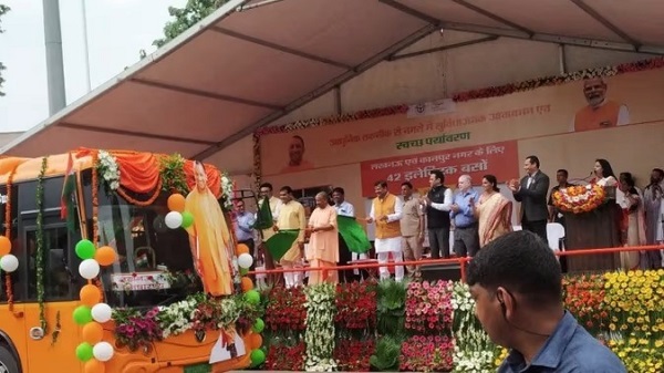 सीएम योगी ने 42 ई-बसों को दिखाई झंडी