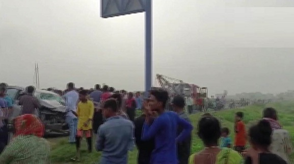 कार ने 7 लोगों को कुचला : 6 की मौत 1 घायल...