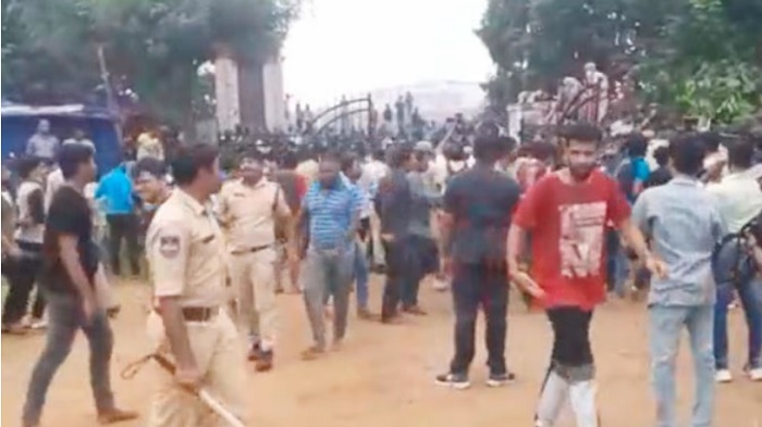 टी-20 की टिकट लेने मची भगदड़, भीड़ को काबू करने पुलिस ने भांजी लाठियां...