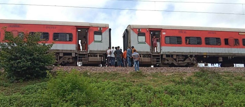 दो हिस्सों में बंट गई संपर्क क्रांति एक्सप्रेस, यात्रियों में हड़कंप...