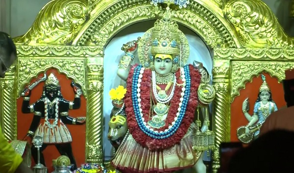 शारदीय नवरात्र का पहला दिन : देशभर के मंदिरों में उमड़ी भक्तों की भीड़
