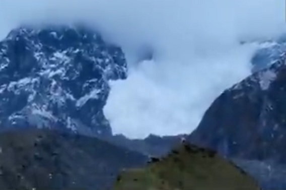 केदारनाथ की पहाड़ियों पर फिर हुआ हिमस्खलन, देखने वालों की रुक गई सांसें...