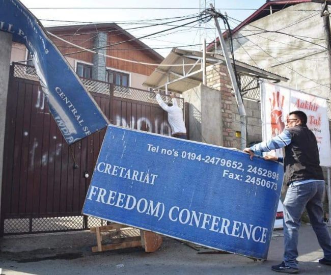आतंकी घटनाओं से त्रस्त जनता ने हुर्रियत कान्फ्रेंस के मुख्यालय का होर्डिंग गिराया