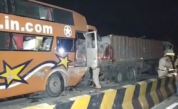 ट्रेलर से टकराई यात्री बस : 15 की मौत, 40 घायल, मुख्यमंत्री ने जताया शोक...