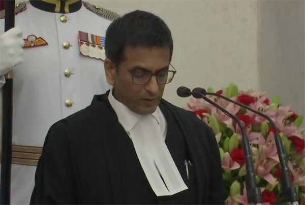 न्यायमूर्ति डी.वाई.चंद्रचूड़ ने भारत के 50वें मुख्य न्यायाधीश के रूप में ली शपथ