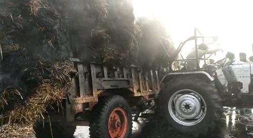 चलती ट्रैक्टर ट्राली में लगी आग, मची अफरा-तफरी