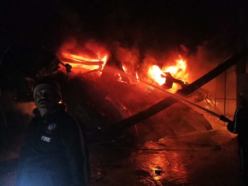 फाइबर फैक्ट्री में लगी आग : एक कर्मचारी की मौत, 2 झुलसे...