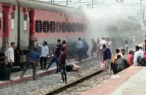 दुरंतो एक्सप्रेस में लगी आग... यात्रियों में मची चीख-पुकार...