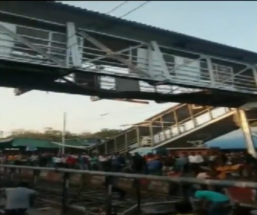 एकाएक टूटा फुट ओवरब्रिज का हिस्सा, 60 फ़ीट ऊपर से रेलवे ट्रैक पर गिरे लोग...
