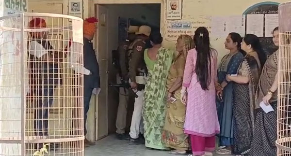 गुजरात विधानसभा चुनाव: पहले चरण का मतदान शुरू, विजय रूपाणी ने राजकोट में डाला वोट