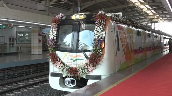 नागपुर में प्रधानमंत्री नरेंद्र मोदी ने वंदे भारत एक्सप्रेस को दिखाई हरी झंडी